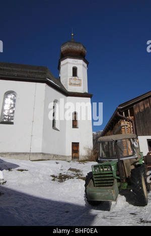 Wamberg bei Garmisch-Partenkirchen, an einem sonnigen Wintertag mit viel Schnee Stockfoto