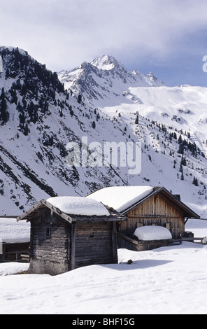 Blick auf die Oberissalm, einer abgelegenen Siedlung im Oberbergtall-Tal in den Stubaier Alpen, Österreich. Stockfoto