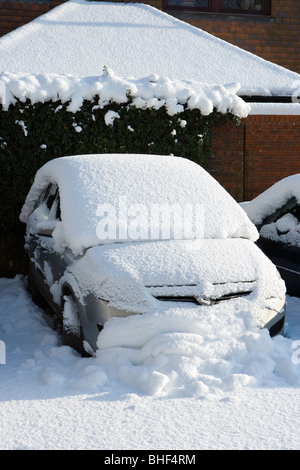 Schneebedeckte Auto. Surrey, UK Stockfoto