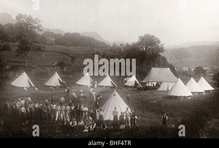 Rowntree Jungen zusammen, indem ihre Zelte, Coniston, Cumbria, Sommer 1913. Artist: Unbekannt Stockfoto