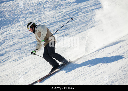 Skifahrer am Hang, Les Sybelles, Französische Alpen. Textfreiraum Stockfoto