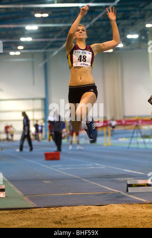 Weibliche Athleten im Wettbewerb im Dreisprung/Weitsprung. Stockfoto