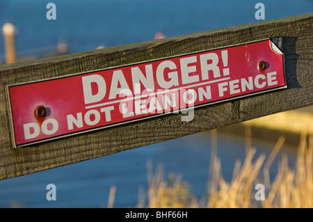 Nahaufnahme der Gefahr nicht auf Zaun Warnung lehnen schilder Whitby North Yorkshire England UK Vereinigtes Königreich GB Großbritannien Stockfoto