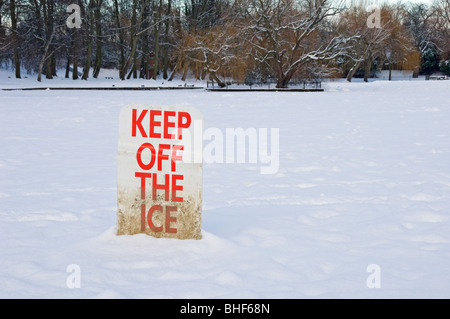 Halten Sie das Eisschild auf dem tiefgefrorenen, schneebedeckten See im Winter vom Rowntree Park York North Yorkshire England Großbritannien GB Großbritannien ab Stockfoto