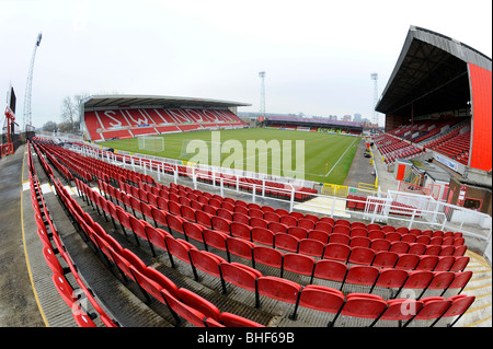 Blick ins Innere der County Ground, Swindon. Haus von Swindon Town Football Club Stockfoto