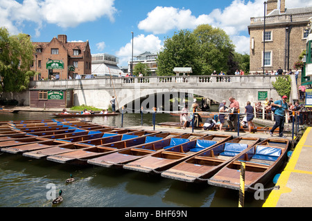 Stechkahn fahren Station von der Anchor Pub, Silver Street Bridge, Cambridge Stockfoto