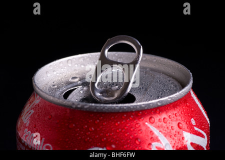 Oben auf eine Cola kann mit Perlen des Wassers zeigt die handhabendem auf schwarzem Hintergrund Stockfoto