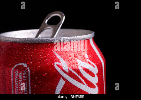 Oben auf eine Cola kann mit Perlen des Wassers zeigt die handhabendem auf schwarzem Hintergrund Stockfoto