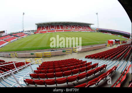 Blick ins Innere der County Ground, Swindon. Haus von Swindon Town Football Club Stockfoto