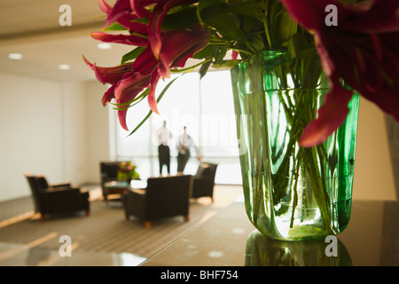 Geschäftsleute mit Treffen in lobby Stockfoto