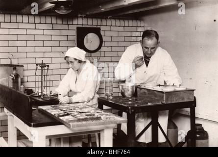 Der Gummi Abteilung, Qualitätskontrolle, Rowntree Fabrik, York, Yorkshire, 1935. Artist: Unbekannt Stockfoto