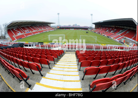 Blick ins Innere der County Ground, Swindon. Haus von Swindon Town Football Club Stockfoto