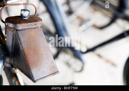 Alte Fahrräder und Armaturen in einen Fahrradschuppen Stockfoto