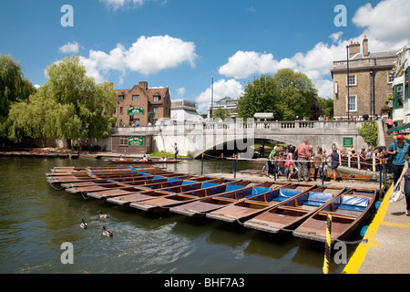 Stechkahn fahren Station von der Anchor Pub, Silver Street Bridge, Cambridge Stockfoto