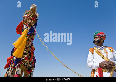 Mann und seinem geschmückten Kamel. Jaisalmer Wüste Festival. Rajasthan. Indien Stockfoto