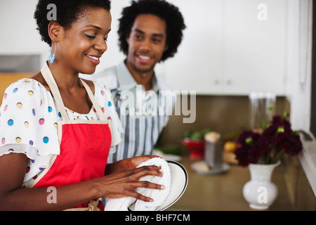 Afroamerikanische Frau Geschirrspülen Stockfoto