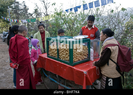Tibetische Flüchtlinge Essen Pani Puri (traditionelle indische Imbiss). McLeod Ganj. Dharamsala. Indien Stockfoto