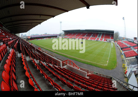 Blick ins Innere der County Ground, Swindon. Haus von Swindon Town Football Club Stockfoto