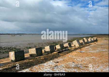 Bawdsey Quay am Fluss Deben, Suffolk, England, UK. Drachenzähne gelegt durch die amerikanischen Streitkräfte während des Kalten Krieges, prot Stockfoto