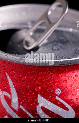 Offenen Coladose mit Perlen von Kondensation handhabendem zeigen Stockfoto