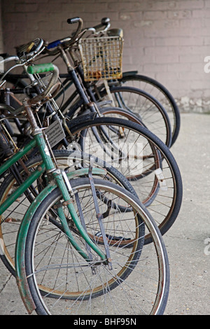 Alte Fahrräder und Armaturen in einen Fahrradschuppen Stockfoto