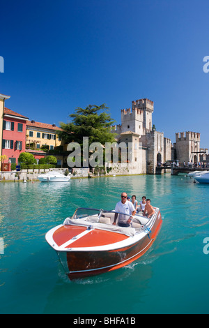 Hafen und Scaliger Burg, Sirmione, Gardasee, Provinz Brescia, Lombardei, Italien Stockfoto