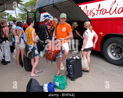 Rucksacktouristen, die Ankunft in Airlie Beach in Queensland von Greyhound-Bus Stockfoto