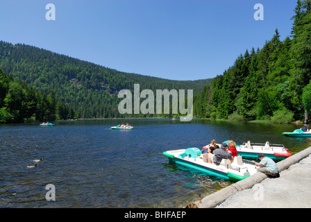 Tretboote am großen Arber See, Nationalpark Bayerischer Wald, untere Bayern, Bayern, Deutschland Stockfoto