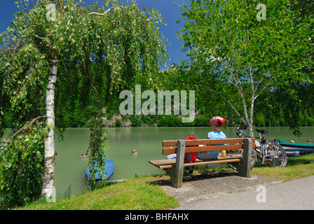 Frau sitzt auf der Bank in der Nähe von Donau, Donau Cycle Route Passau nach Wien, Oberösterreich, Österreich Stockfoto