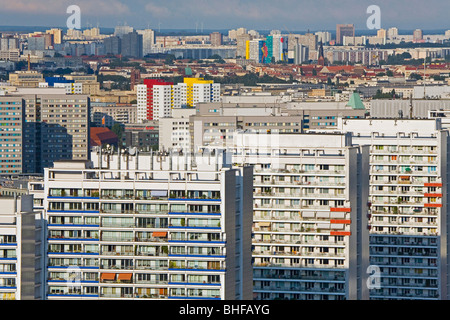 Plattenbau, ehemalige DDR-Bauten der großen vorgefertigten Betonplatten. Leipziger Straße Berlin, Deutschland Stockfoto