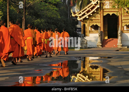 Novizen im Wat Phra Sing in den Morgen, Chiang Mai, Thailand, Asien Stockfoto