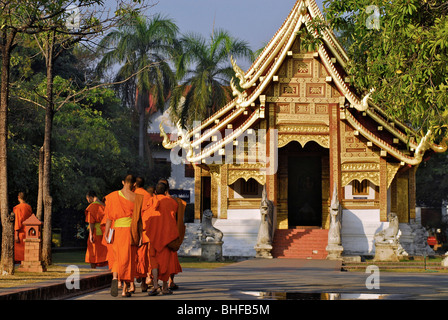 Novizen im Wat Phra Sing in den Morgen, Chiang Mai, Thailand, Asien Stockfoto