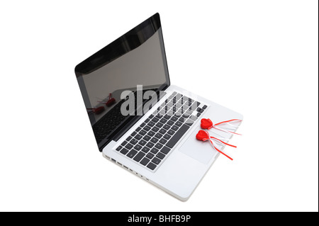 Notebook mit zwei Plüsch rote Herzen auf Tastatur Stockfoto