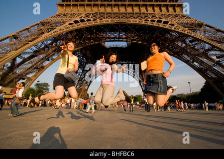 Japanische Mädchen springen vor dem Eiffelturm, Paris, Frankreich, Europa Stockfoto