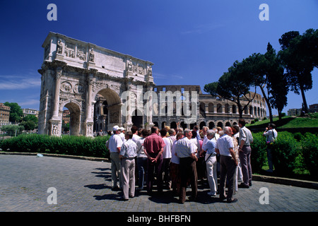 Italien, Rom, Konstantinsbogen und Kolosseum, Touristen Stockfoto