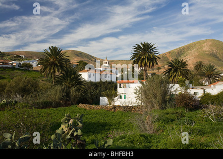 Das Dorf Betancuria unter bewölktem Himmel, Parque Natural de Betancuria, Fuerteventura, Kanarische Inseln, Spanien, Europa Stockfoto