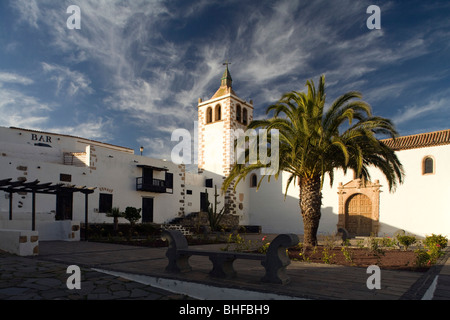 Die Kirche Iglesia de Santa Maria unter bewölktem Himmel, Betancuria, Fuerteventura, Kanarische Inseln, Spanien, Europa Stockfoto