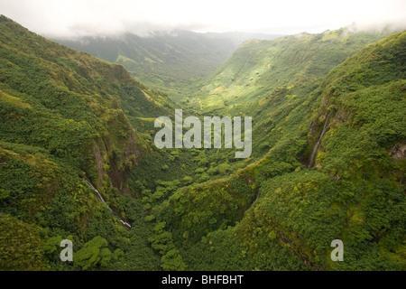 Luftaufnahme der grünen Landschaft mit Wasserfällen, Nuku Hiva, MarquesasIslands, Polynesien, Ozeanien Stockfoto