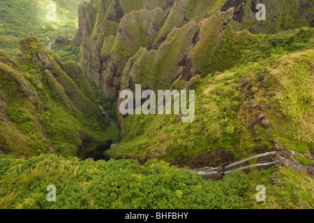 Luftaufnahme der grünen Landschaft mit Wasserfällen, Nuku Hiva, MarquesasIslands, Polynesien, Ozeanien Stockfoto