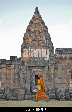 Mönch vorbeigehen Prang Prasat Hin Khao Phanom Rung, Khmer-Tempel in Buriram Provinz, Thailand, Asien Stockfoto