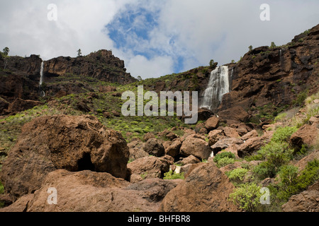 Wasserfall bei bewölktem Himmel Los Azulejos, Barranco de Veneguera, natürliche zu bewahren, Gran Canaria, Kanarische Inseln, Spanien, Europa Stockfoto