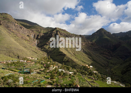 Bergdorf vor Wasserfall Cascada Juan Jorro, Tal von El Risco, Parque Natural de Tamadaba, Gran Canaria, Kanarische Stockfoto