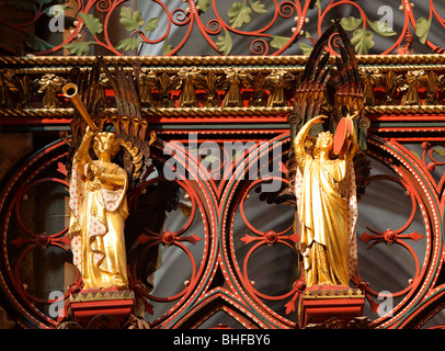 Engel, die Teil der Choir-Screen in der Kathedrale von Lichfield. Von Skidmore und Philip konzipiert. Stockfoto