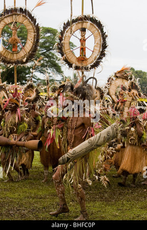 Männer tragen Headdress und Trachten bei Singsing Tanz, Lae, Papue-Neu-Guinea, Ozeanien Stockfoto