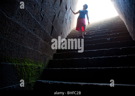 Touristen auf der Treppe des Heiligen gut Tempels Santa Cristina, Paulilatino, Sardinien, Italien, Europa Stockfoto