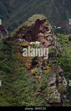 Haus in einer Höhle in eine Schlucht, Anaga-Gebirge, Parque Rural de Anaga, Teneriffa, Kanarische Inseln, Spanien, Europa Stockfoto