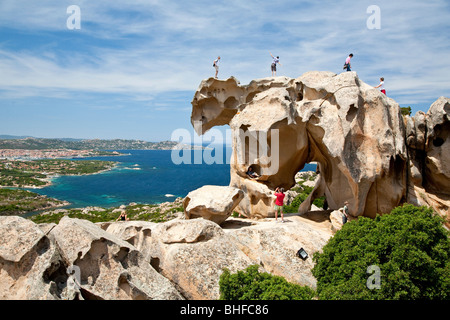 Touristen auf einen Bären geformt Gesteinsformation, Capo d ' Orso, Palau, Sardinien, Italien, Europa Stockfoto