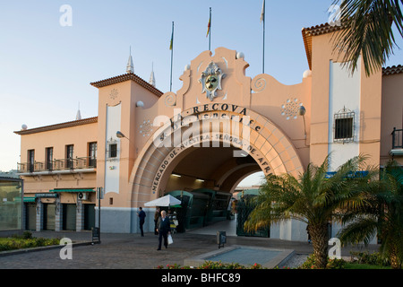 Eingang zur Markthalle in der Abenddämmerung, Santa Cruz De Tenerife, Teneriffa, Kanarische Inseln, Spanien, Europa Stockfoto