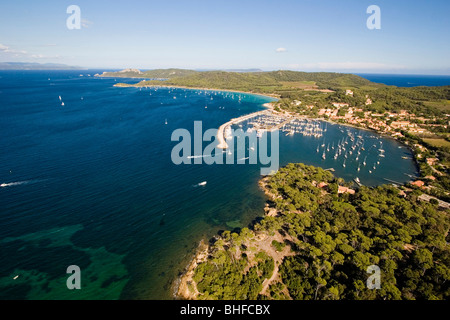 Luftaufnahme von Port Cros mit Bucht und Hafen, Iles d'Hyeres, Frankreich, Europa Stockfoto