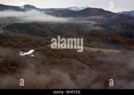 Luftaufnahme von ULM Flugzeug über Berge, Süd-Frankreich, Europa Stockfoto
